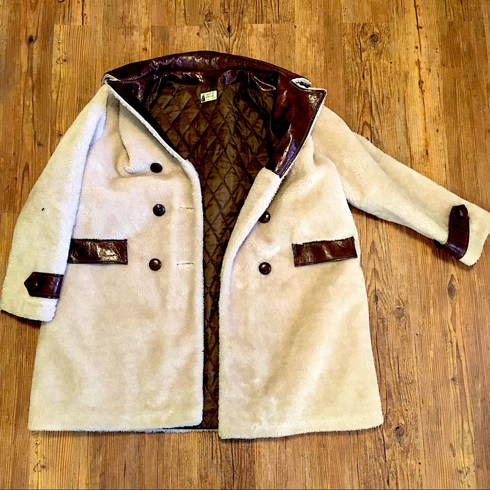 Vintage feux fur and pleather coat. Size 22